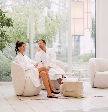 Paar im Wartebereich des Vitality Spa im Spa Resort Geinberg | © Spa Resort Geinberg / Chris Perkles