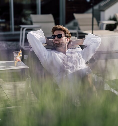 Mann entspannt auf einer Liege im Relax! Garten des Spa Resort Geinberg | © Spa Resort Geinberg / Chris Perkles