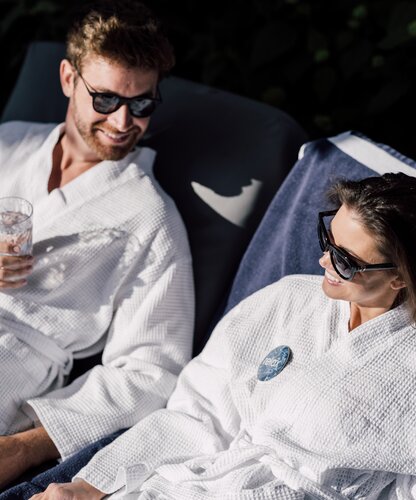 Paar genießt die Zeit im Relax! Garten und erholt sich auf den gemütlichen Liegen im Spa Resort Geinberg | © Spa Resort Geinberg / Chris Perkles