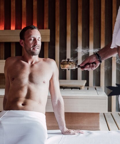 Mann mit Handtuch in der Sauna | © Spa Resort Geinberg / Chris Perkles