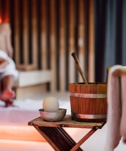 Eiskugel und Eimer mit Wasser für den Aufguss in der Karibischen Saunawelt im Spa Resort Geinberg | © Spa Resort Geinberg / Chris Perkles