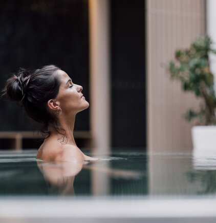 Frau entspannt im Whirlpool der Karibik-Saunawelt im Spa Resort Geinberg | © Spa Resort Geinberg / Chris Perkles