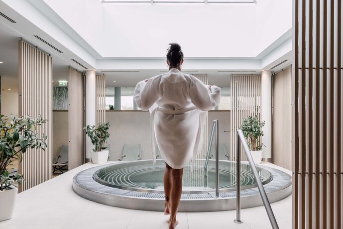 Karibische Saunawelt Whirlpool indoor - Das Zentrum der karibischen Saunawelt | © Spa Resort Geinberg / Chris Perkles