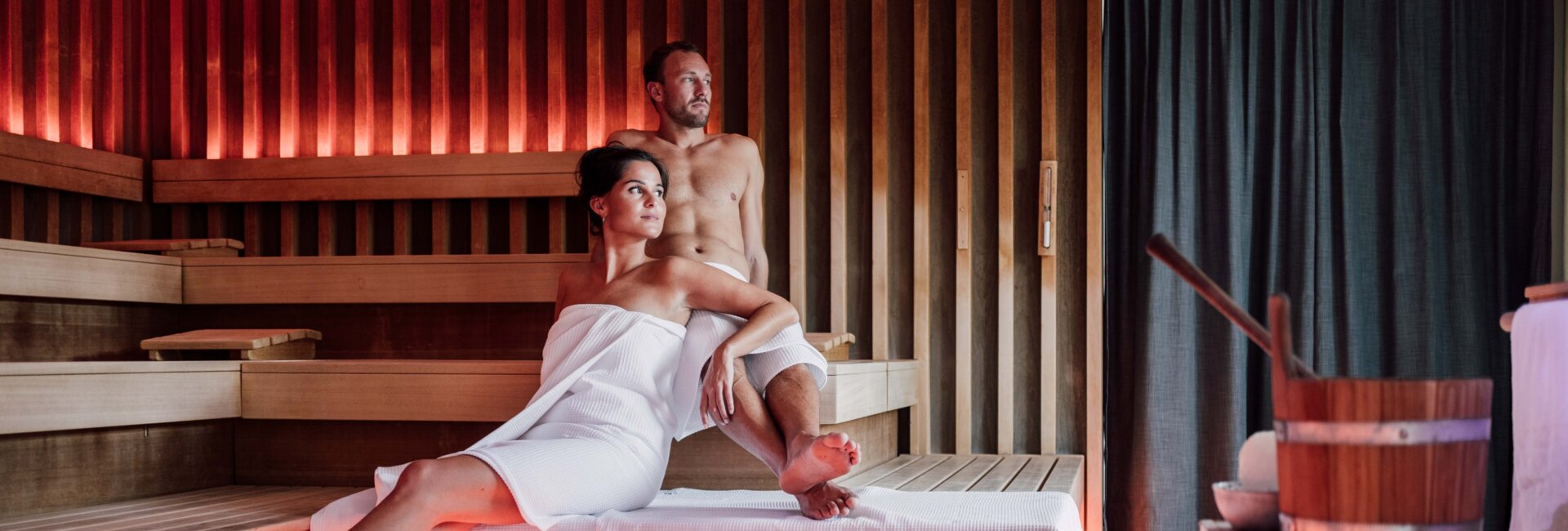 Paar entspannt in der Sauna beim Ritual Aroma & Eis im Spa Resort Geinberg | © Spa Resort Geinberg / Chris Perkles