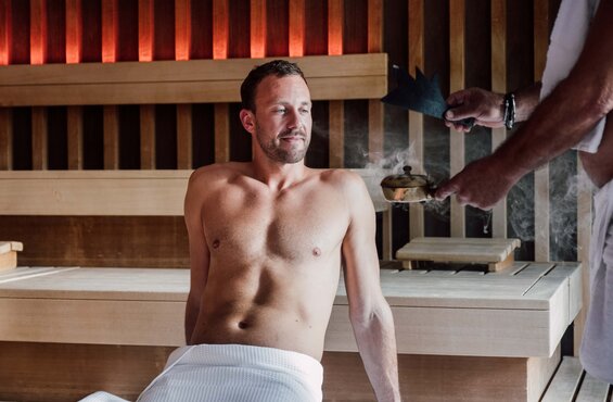 Mann genießt die Düfte beim Aufguss in der Karibischen Saunawelt des Spa Resort Geinberg | © Spa Resort Geinberg / Chris Perkles