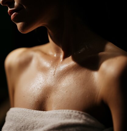 Dame beim Saunieren im Spa Resort Geinberg | © OÖ Tourismus / Robert Maybach