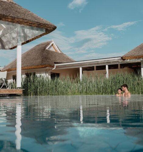 Paar entspannt im Pool der Karibischen Saunawelt im Spa Resort Geinberg | © Spa Resort Geinberg / Chris Perkles