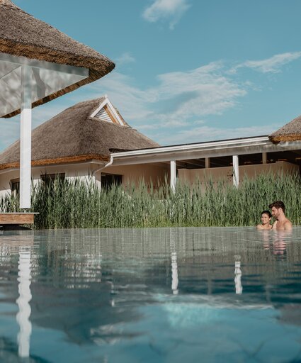 Paar entspannt im Pool der Karibischen Saunawelt im Spa Resort Geinberg | © Spa Resort Geinberg / Chris Perkles