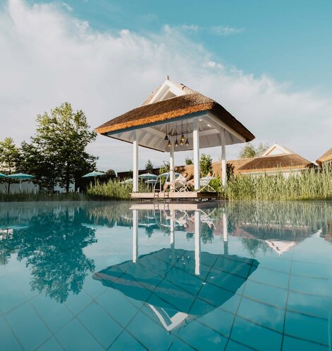 Pavillon & Pool in der Karibischen Saunawelt bei Schönwetter  | © Spa Resort Geinberg / Chris Perkles