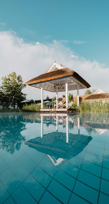 Pavillon & Pool in der Karibischen Saunawelt bei Schönwetter  | © Spa Resort Geinberg / Chris Perkles