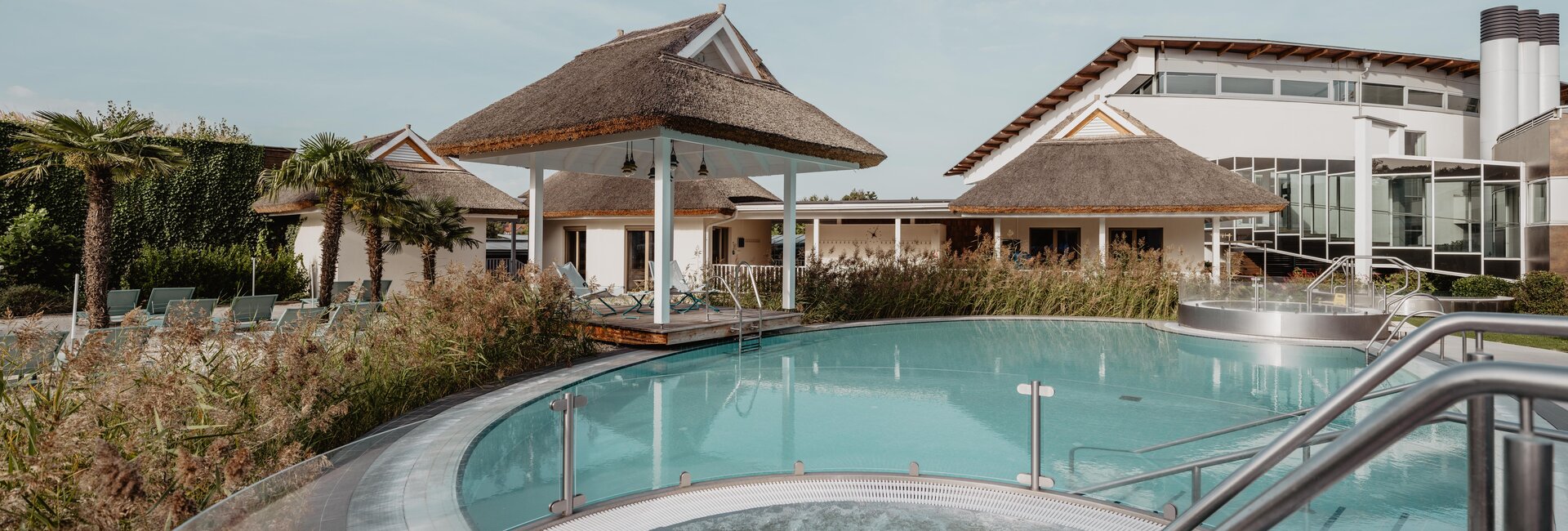 Außenbereich mit Pool & Pavillon der Karibischen Saunawelt bei Herbststimmung | © Spa Resort Geinberg / Chris Perkles