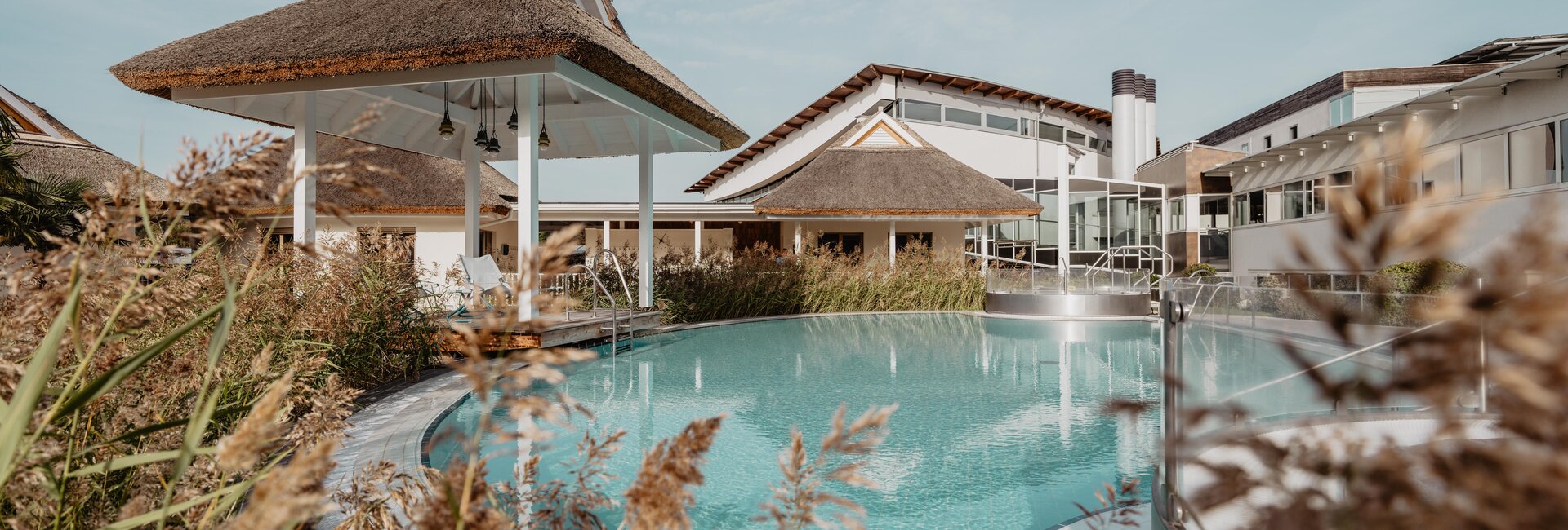 Karibische Saunawelt mit Pavillon und Kaltwasserbecken im Herbst im Spa Resort Geinberg | © Spa Resort Geinberg / Chris Perkles