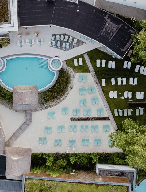 Karibische Saunawelt Outdoor Liegebereich - Feiner Sandstrand, ein Pavillon mit karibischem Flair, wohltuendes Wasser und sommerliche Temperaturen – fast so, als wäre man in der Karibik statt im Innviertel.
