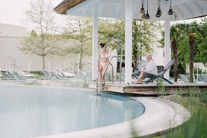 Karibische Saunawelt - Abkühlung gefällig? Nach dem Saunieren finden Sie das perfekte Plätzchen im Garten der Saunawelt. | © Spa Resort Geinberg / Chris Perkles