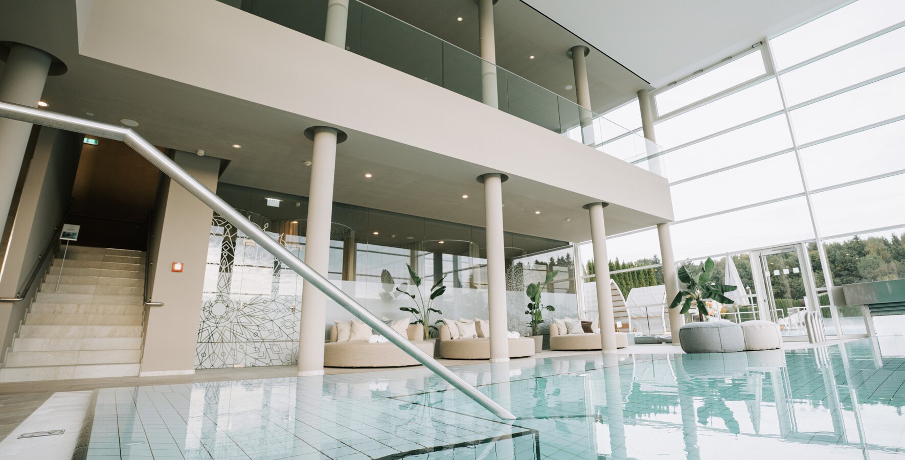 Heller Spa-Bereich mit Indoor-Pool und bequemen Liegebereichen mit Designer-Daybeds | © Spa Resort Geinberg / Tobi Gast