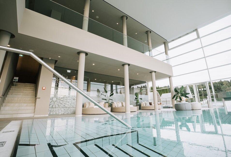 Heller Spa-Bereich mit Indoor-Pool und bequemen Liegebereichen mit Designer-Daybeds | © Spa Resort Geinberg / Tobi Gast