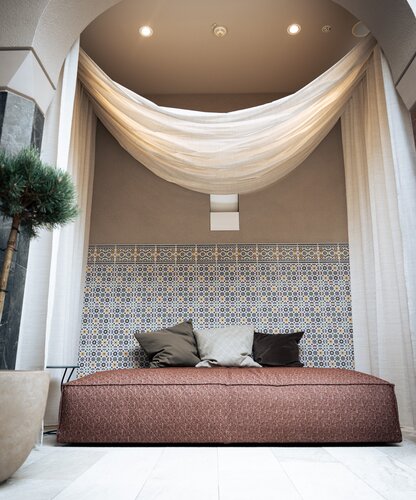 Entspannendes Daybed unter Baldachin vor orientalischer Fliesenwand | © Spa Resort Geinberg / Tobi Gast