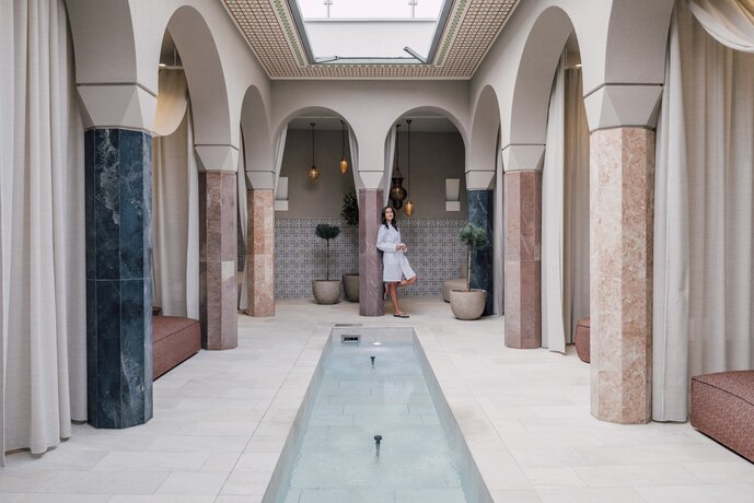 Frau im Bademantel in orientalischem Wellness Ruheraum | © Spa Resort Geinberg / Chris Perkles