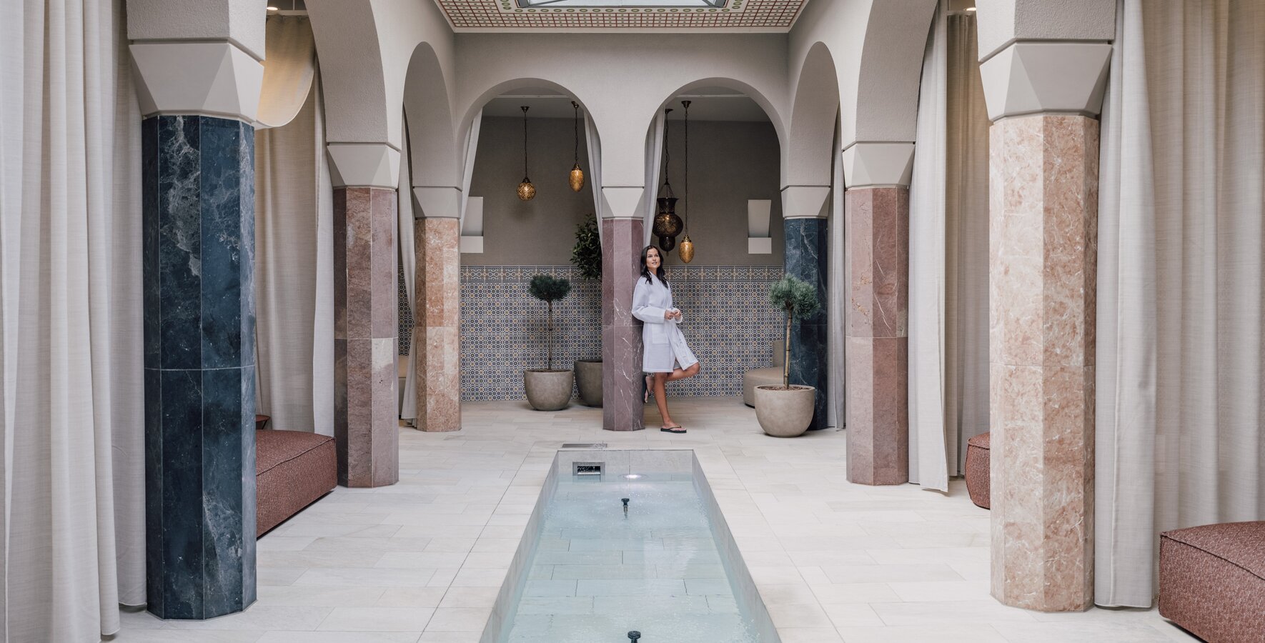 Frau im Bademantel in orientalischem Wellness Ruheraum | © Spa Resort Geinberg / Chris Perkles