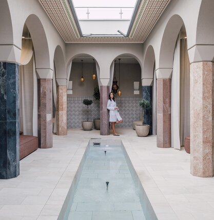 Frau im Bademantel in orientalischem Wellness Ruheraum | © Spa Resort Geinberg / Chris Perkles