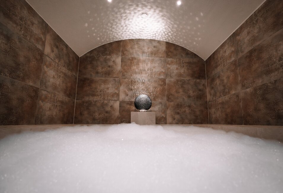 Schaum-Dampfbad mit Lichtspiel an der Decke und Schaum am Boden im SPAplus des Spa Resort Geinberg | © Spa Resort Geinberg / Tobi Gast