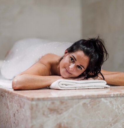 Seifenschaum-Massage in der Oriental World | © Spa Resort Geinberg / Chris Perkles Frau entspannt bei der Seifenschaum-Massage in der Oriental World des Spa Resort Geinberg | © Spa Resort Geinberg / Chris Perkles