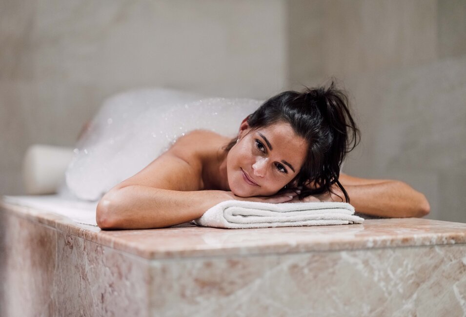 Frau entspannt bei der Seifenschaum-Massage in der Oriental World des Spa Resort Geinberg | © Spa Resort Geinberg / Chris Perkles
