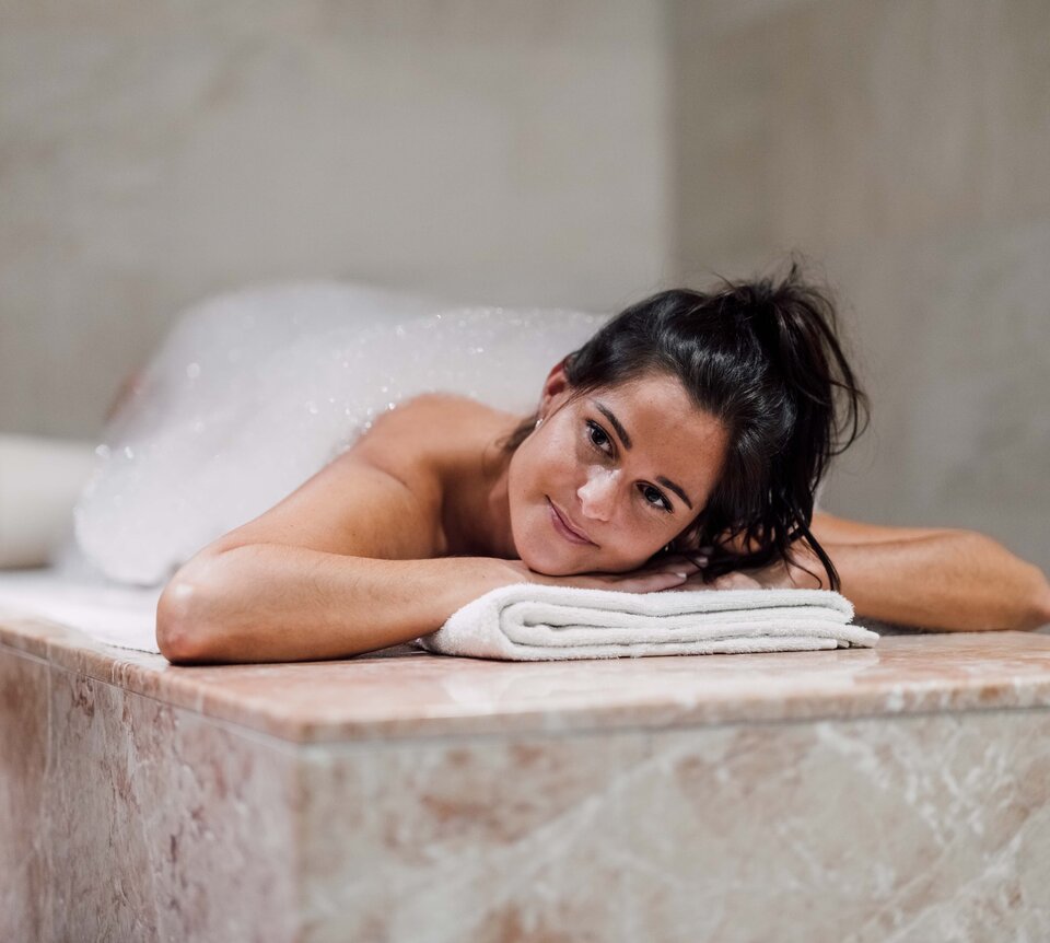 Frau entspannt bei der Seifenschaum-Massage in der Oriental World des Spa Resort Geinberg | © Spa Resort Geinberg / Chris Perkles