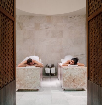 Paar genießt Seifenschaum-Massage in der Oriental World des Spa Resort Geinberg in Oberösterreich | © Spa Resort Geinberg / Chris Perkles