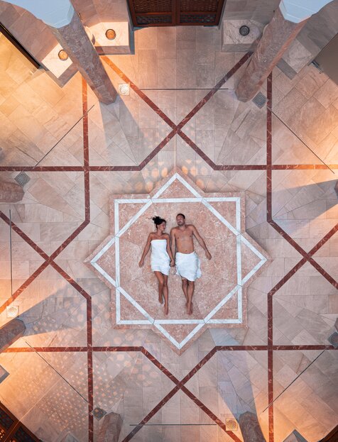 SPAplus Hamam - Der beheizte Nabelstein aus Marmor ist das Zentrum des Hamams. | © Spa Resort Geinberg / Tobi Gast