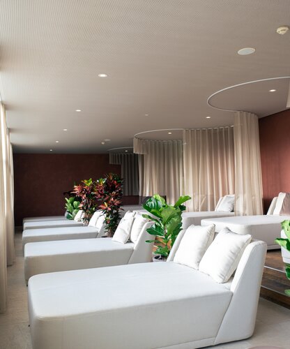 Reihe weißer Liegen in modernem SPAplus Ruheraum | © Spa Resort Geinberg / Tobi Gast
