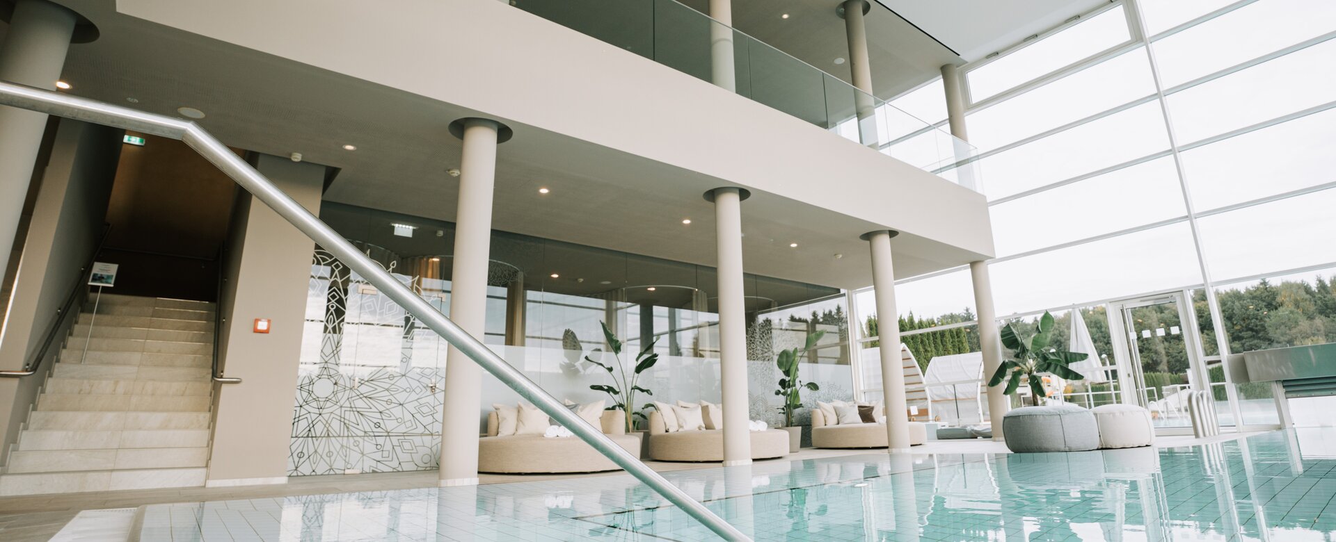 Heller Spa-Bereich mit Indoor-Pool und bequemen Liegebereichen mit Designer-Daybeds | © Spa Resort Geinberg / Tobi Gast