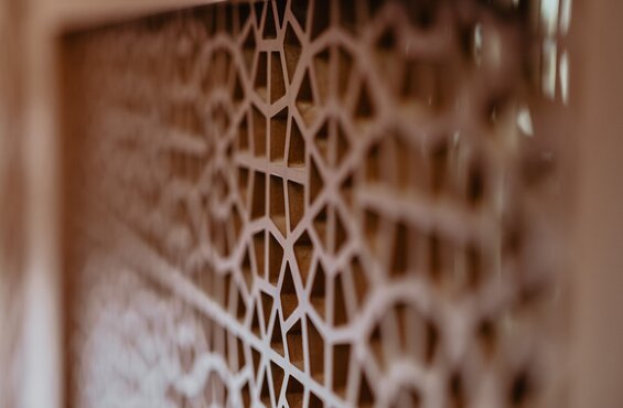 Filigranes, orientalisches Muster aus Holz