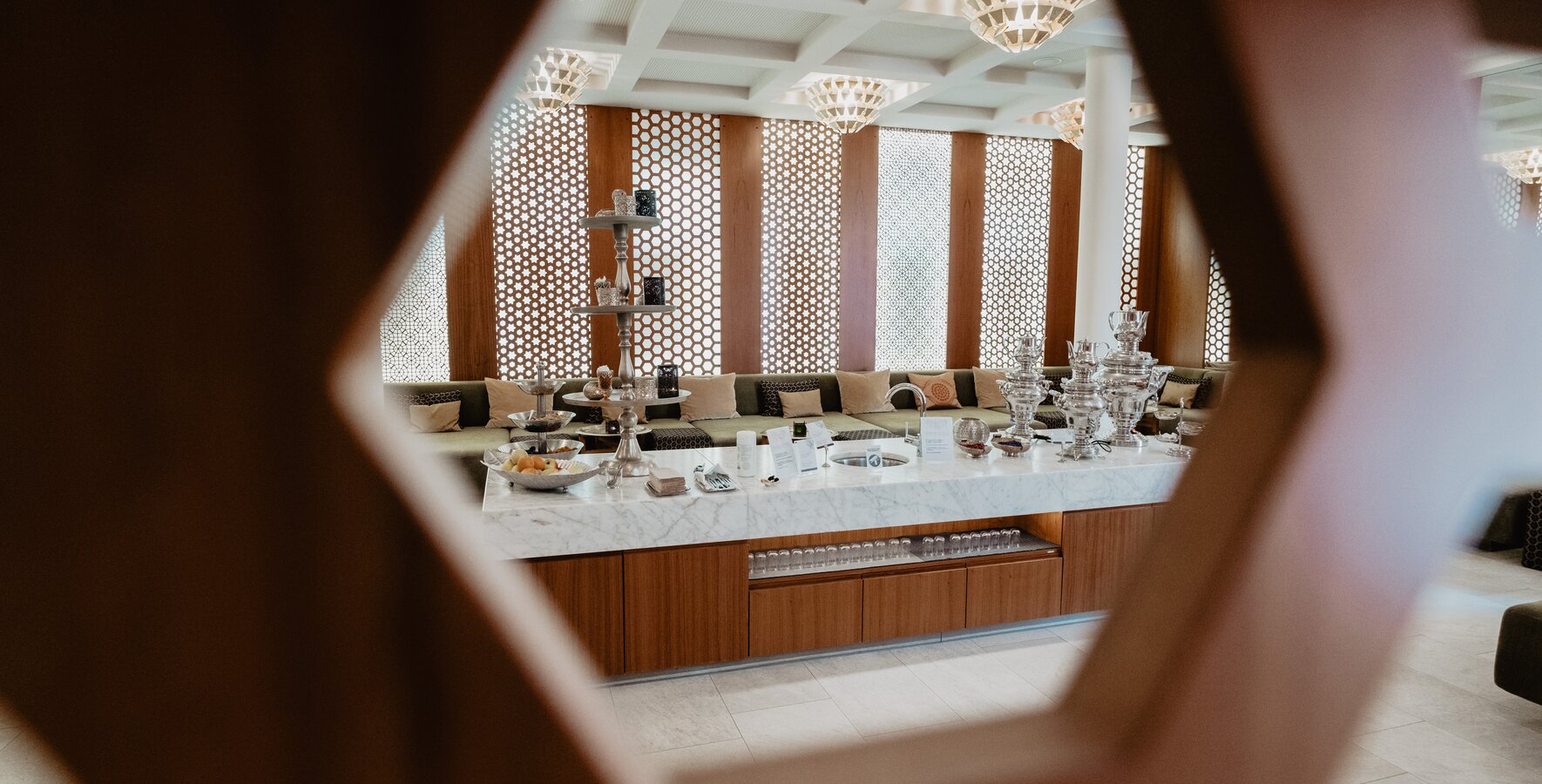 Köstliche Teekreationen und Trockenfrüchte stehen in der Tee-Lounge in der Oriental World des Spa Resort Geinberg bereit | © Spa Resort Geinberg / Chris Perkles