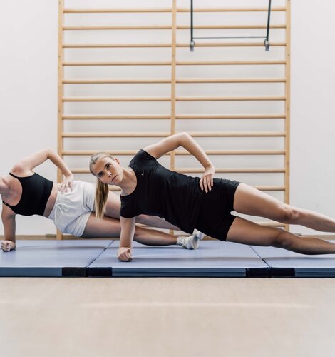 Zwei junge Frauen beim Krafttraining im Fitness Center des Spa Resort Geinberg | © Spa Resort Geinberg / Chris Perkles