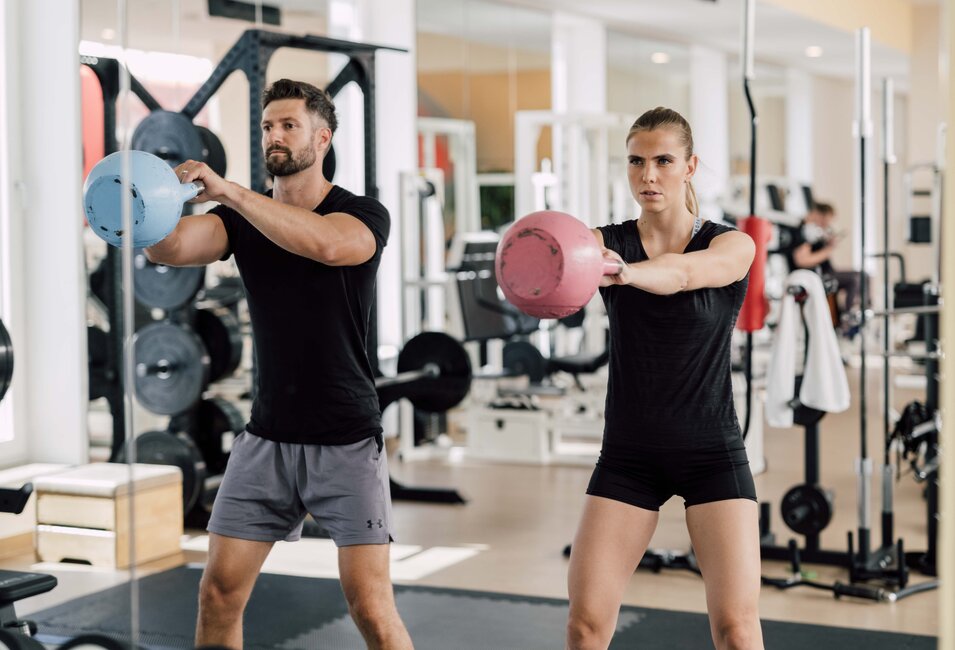 Junges Paar betreibt Krafttraining im Fitness Center des Spa Resort Geinberg | © Spa Resort Geinberg / Chris Perkles