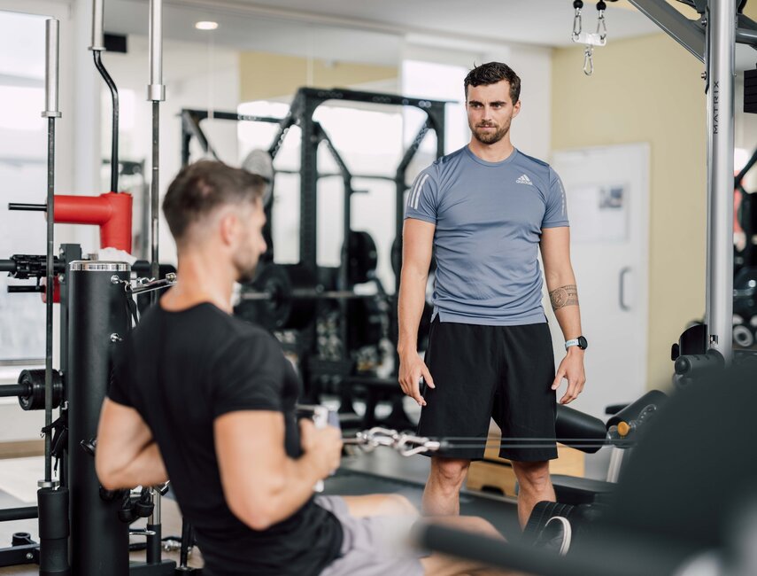 Junger Mann genießt ein Personal Training im Fitness Center des Spa Resort Geinberg | © Spa Resort Geinberg / Chris Perkles