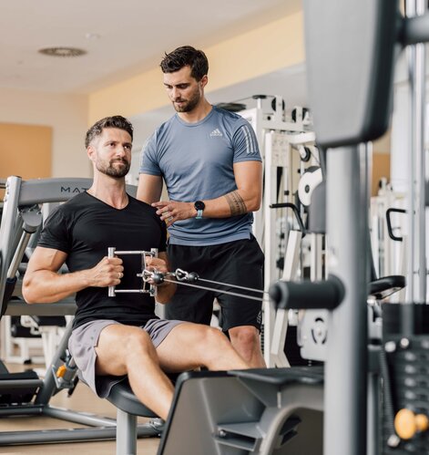 Fitness-Coach im Spa Resort Geinberg gibt exklusives Personal Training für jungen Herren | © Spa Resort Geinberg / Chris Perkles