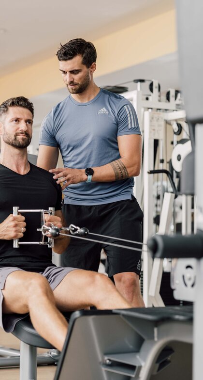Fitness-Coach im Spa Resort Geinberg gibt exklusives Personal Training für jungen Herren | © Spa Resort Geinberg / Chris Perkles