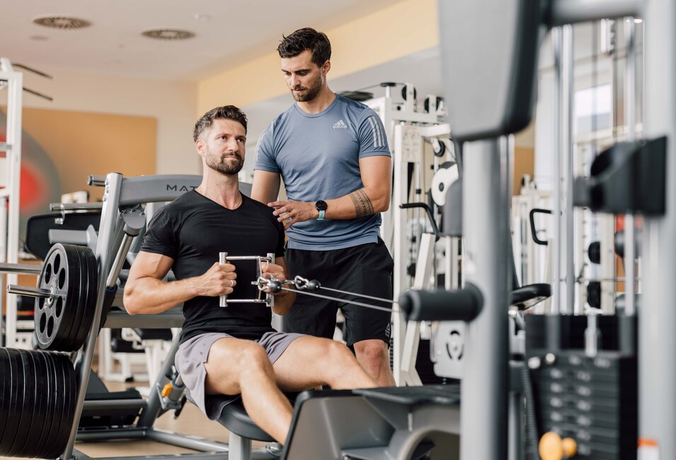 Fitness-Coach im Spa Resort Geinberg gibt exklusives Personal Training für jungen Herren | © Spa Resort Geinberg / Chris Perkles