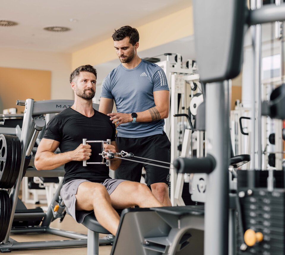 Fitness-Coach im Spa Resort Geinberg gibt exklusives Personal Training für jungen Herren | © Spa Resort Geinberg / Chris Perkles