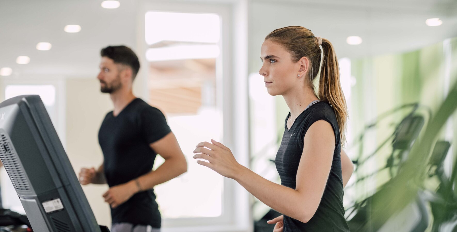 Junges Paar trainiert auf dem Laufband im Cardio-Bereich des Fitness Centers im Spa Resort Geinberg | © Spa Resort Geinberg / Chris Perkles