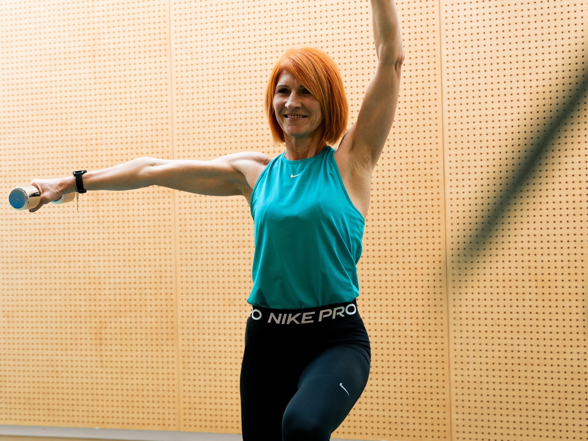 Trainerin beim Body Workout mit Hanteln im Spa Resort Geinberg | © Spa Resort Geinberg / Tobi Gast