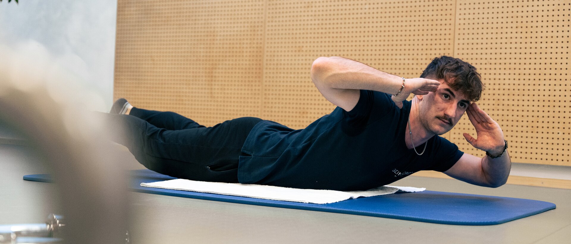 Trainer beim Sportkurs Rückenfit im Spa Resort Geinberg | © Spa Resort Geinberg / Tobi Gast