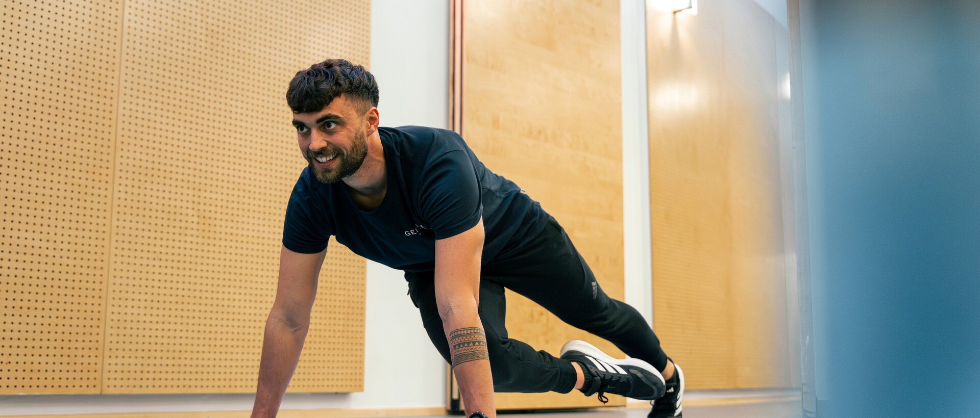Trainer beim Sportkurs HIIT im Spa Resort Geinberg | © Spa Resort Geinberg / Tobi Gast