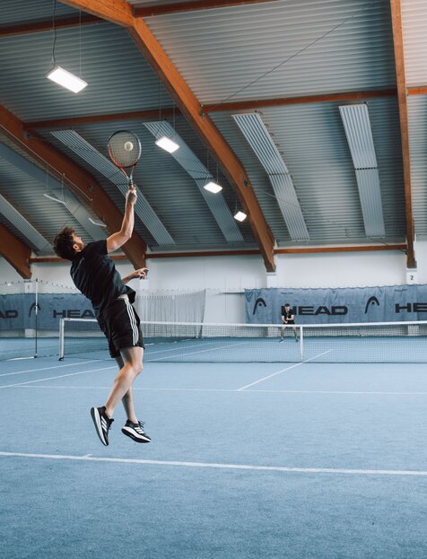 Großzügige Tennishalle mit zwei Indoor und zwei Outdoor Tennisplätzen. | © Spa Resort Geinberg / Tobi Gast