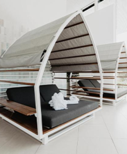 Moderne Daybeds mit grauen Sonnendächern im Spa