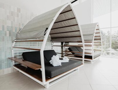 Moderne Daybeds mit grauen Sonnendächern im Spa