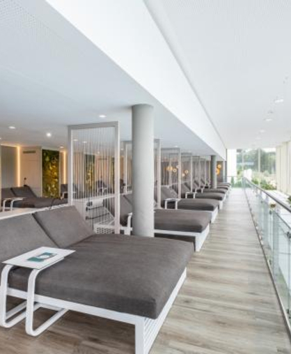 Lange Reihe moderner Ruheliegen in hellem Raum