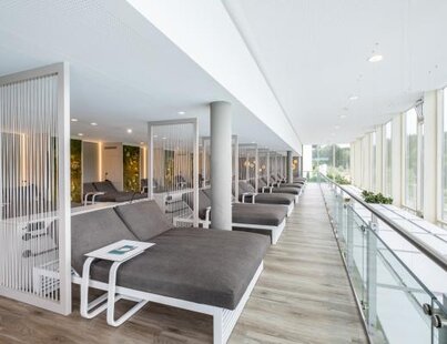 Lange Reihe moderner Ruheliegen in hellem Raum